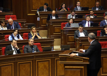 Членство государственных служащих в политических партиях